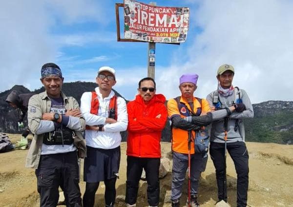 Pj Bupati Kuningan Sukses Capai Puncak Gunung Ciremai saat Momen Tahun Baru Pj Bupati Kuningan Sukses Capai Puncak Gunung Ciremai saat Momen Tahun Baru