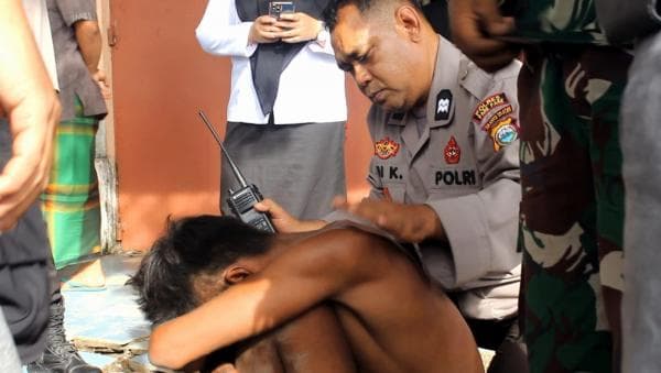 Bikin Heboh ! ODGJ Manjat Tiang Lampu - Rusak Kabel di Anjungan Cempae Parepare, Berhasil Dievakuasi Bikin Heboh ! ODGJ Manjat Tiang Lampu - Rusak Kabel di Anjungan Cempae Parepare, Berhasil Dievakuasi