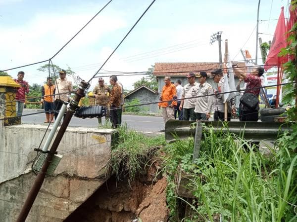 Jembatan Perbatasan Provinsi Jabar-Jateng Terancam Putus Akibat Abrasi
