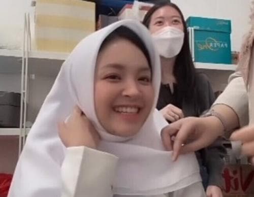 Cantiknya Eca Aura Kenakan Hijab Putih, Netizen : Semoga Cepat Dapat Hidayah