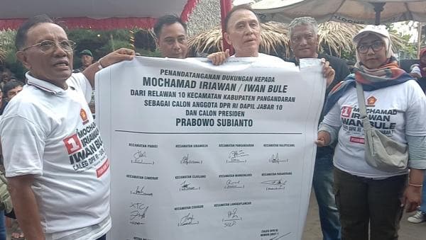Relawan Binaan Toto Hutagalung di Pangandaran Bubuhkan Tandatangan Dukung Prabowo dan Iwan Bule