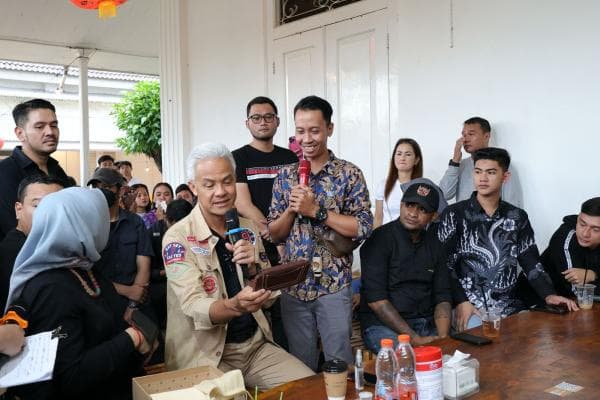 Ganjar Kongkow Bareng Anak Muda Madiun, Dengar Kisah Inspiratif Mantan Preman yang Jadi Pendeta