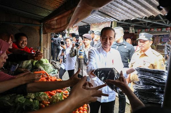 Jokowi Kembali Kunker ke Jateng, Kali Ini Pantau Harga di Pasar Blabak Magelang