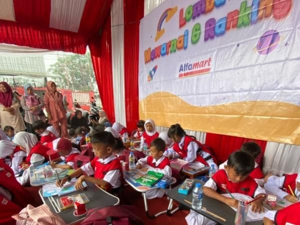 Semarak Anak Ikut Lomba Mewarnai di Alfamart Tugu Lele