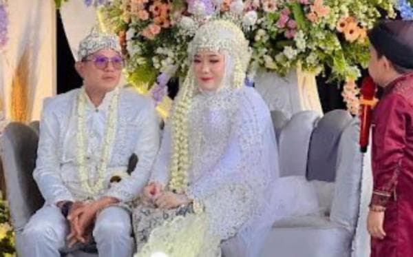 Penasaran! Berikut Deretan Potret Istri Baru Vokalis Kangen Band