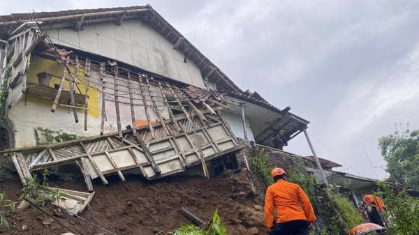 Dapur Rumah Warga di Jalan Ampera Tasikmalaya Ambruk dan Nyaris Terbawa Longsor