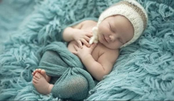 Tidur Pakai Kipas Angin atau AC Mana yang Baik untuk Bayi? Yuk Kenali Manfaat dan Resikonya