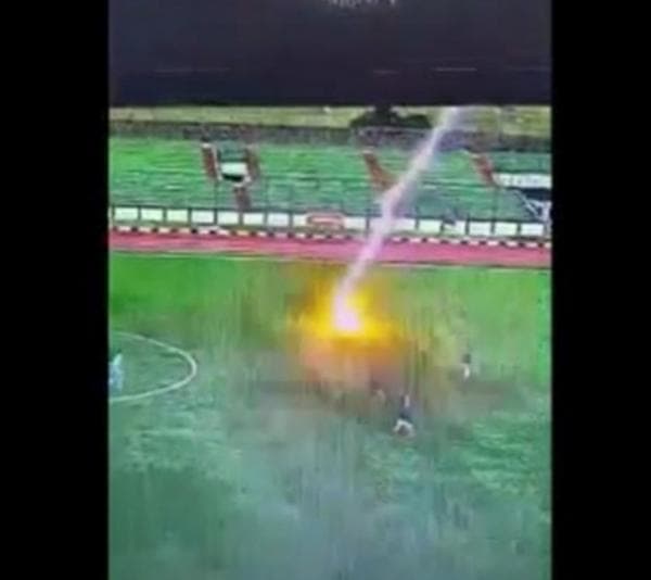 Pemain Bola Tewas Tersambar Petir Saat Bermain di Stadion, Ini Sosoknya