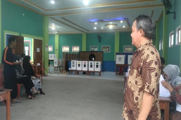 Meski Hujan, Warga Citra Villa Tambun Selatan Antusias ke TPS untuk Nyoblos