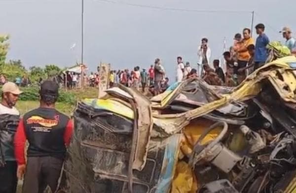 Kecelakaan Dump Truk Ringsek Ditabrak KA Manahan di Brebes, Sopir dan Anaknya Tewas Kecelakaan Dump Truk Ringsek Ditabrak KA Manahan di Brebes, Sopir dan Anaknya Tewas