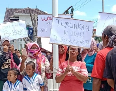 Diduga Lakukan Pungli, Kuwu Kertasura Cirebon Didemo Warganya Diduga Lakukan Pungli, Kuwu Kertasura Cirebon Didemo Warganya