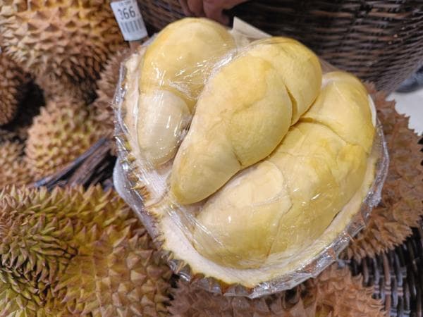 Nikmatnya Durian Montong dari Makassar