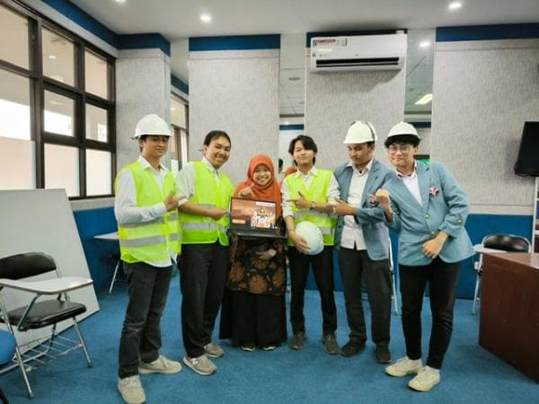 Sejumlah Mahsiswa FPTK UPI Buat STOPIA Guna Minimalisir Kecelakaan Truk di Jalan