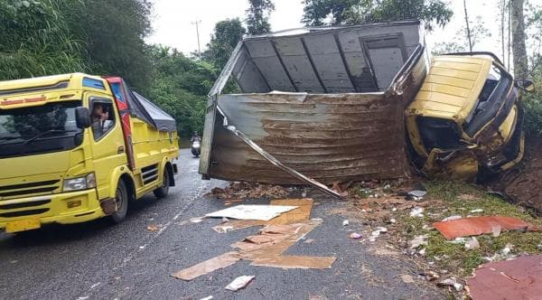 Truk Box Ekspedisi Terguling di Tanjakan Panganten Garut