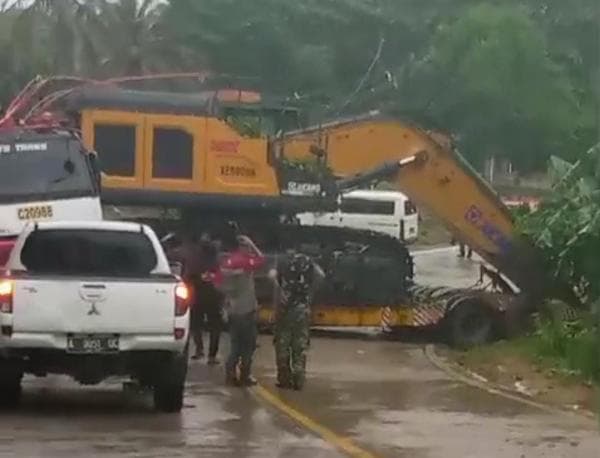 Kecelakaan Hari Ini Kendaraan Muatan Alat Berat Melintang di Jalan Malingping-Bayah, Akses Terputus