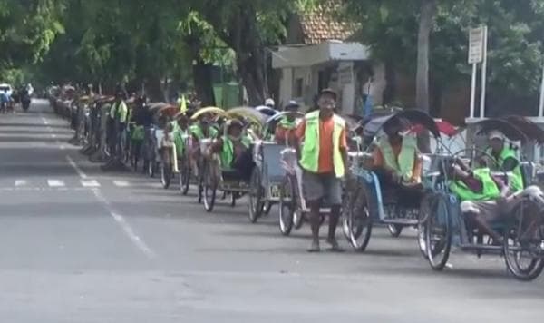 Jelang Ramadhan Jadi Berkah Tersendiri Bagi Pengayuh Becak Makam Sunan Bonang Tuban