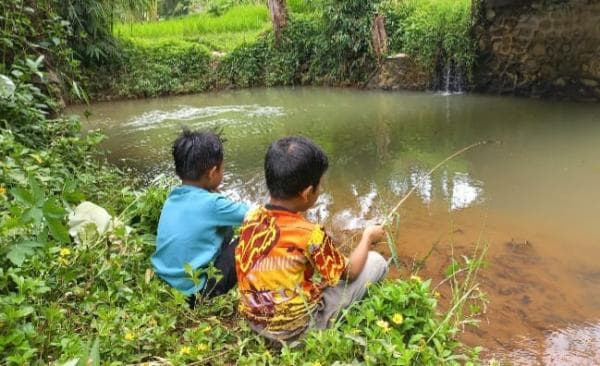 Serunya Ngabuburit Sambil Mancing di Sungai Cijalu Tasikmalaya
