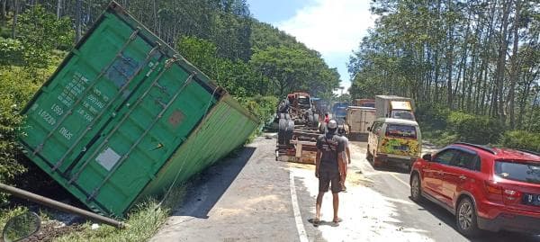 Truk Kontainer Bermuatan Triplek Terguling di Jalan Tikungan Kecamatan Jambu
