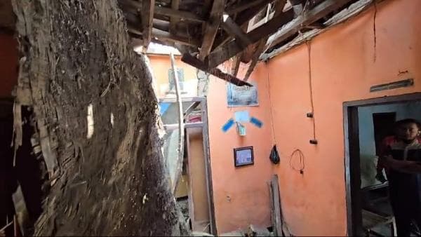 Atap Rumah Janda Duafa Ambruk, Anggota DPRD Garut Berikan Bantuan