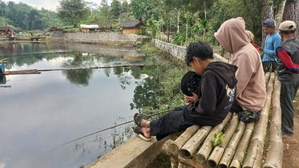Debit Air Berkurang, Situ Cilangla Taraju Tasikmalaya Jadi Spot Menarik Bagi Para Penghobi Mancing
