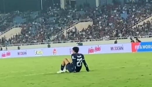 Viral Ernando Ari Duduk Santai di Depan Gawang saat Timnas Indonesia Bantai Vietnam