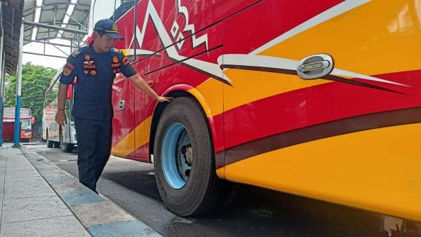 Petugas Terminal Purabaya Temukan Bus Kaca Retak saat Ramp Check Mudik 2024,  Ini yang Dilakukan