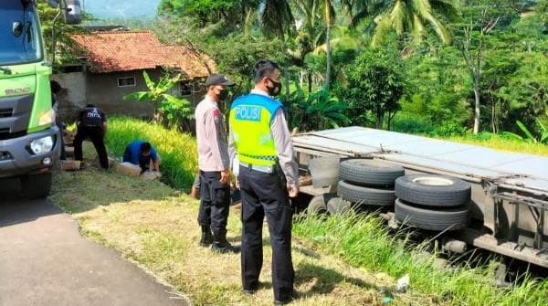 Sopir Truk Mengantuk Hilang Kendali Terguling ke Sawah di Malangbong Garut