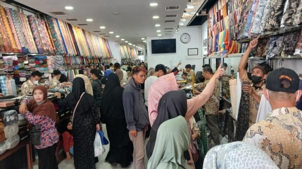 Jelang Lebaran, Toko Kain Azad Textile Center Tasikmalaya Diserbu Konsumen