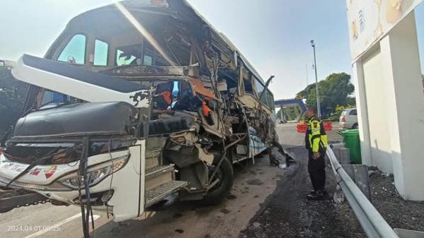 Kecelakaan Bus Tabrak Truk Pasir di Jalan Tol Tembalang Semarang, 2 Penumpang Tewas