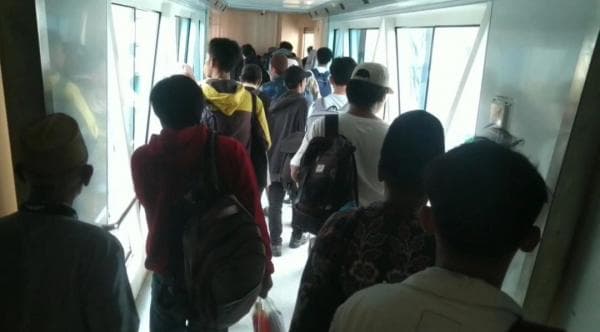 Pemudik Pejalan Kaki Mulai Padati Pelabuhan Merak Banten
