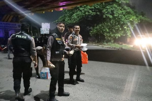 Patroli Sahur On The Road, Polres Metro Bekasi Jaga Keamanan dan Bagikan Nasi Bungkus