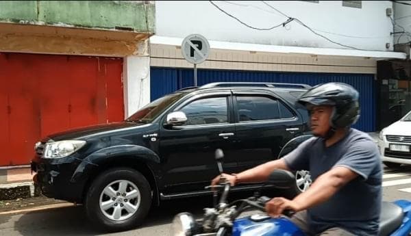 Warga Keluhkan Mobil Mewah Parkir Sembarangan di Jalan Nasional Letjend Suwarto Kota Banjar