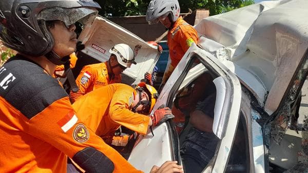 Dramatis, Tim SAR Evakuasi Pengemudi Minibus Terjepit akibat Tertimpa Bak Truk Muatan Pasir