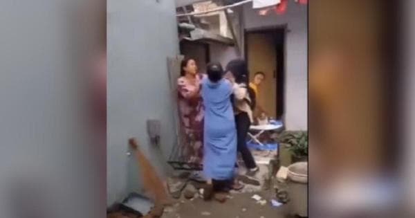 Viral Karyawan Koperasi Mingguan Adu Jotos Sama Emak-Emak Gegara Angsuran Nunggak