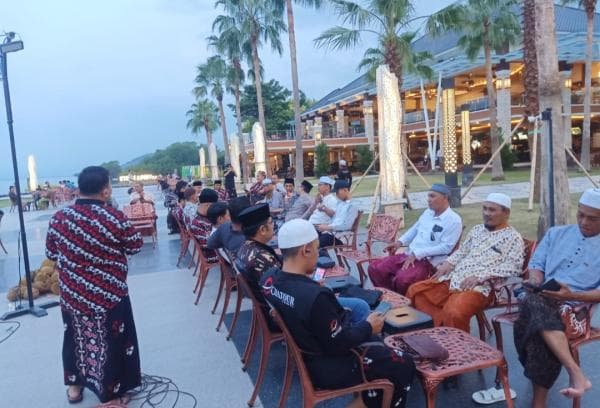 Agen Umroh Berkumpul di Pantai Situbondo, CHATOUR Inisiatif Lakukan Konsolidasi Perkuat Sinergi