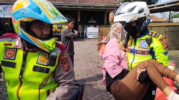 Polisi Garut Bantu Pemudik Sakit Asal Jakarta di Jalur Selatan Jabar