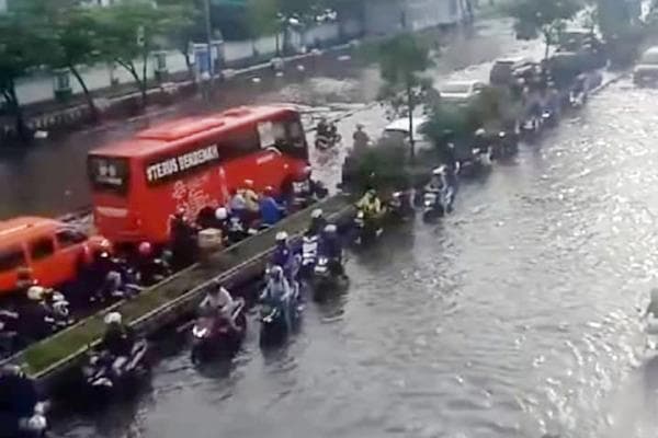 Jalur Pantura Kaligawe Semarang Banjir, Arus Kendaraan Pemudik Tersendat