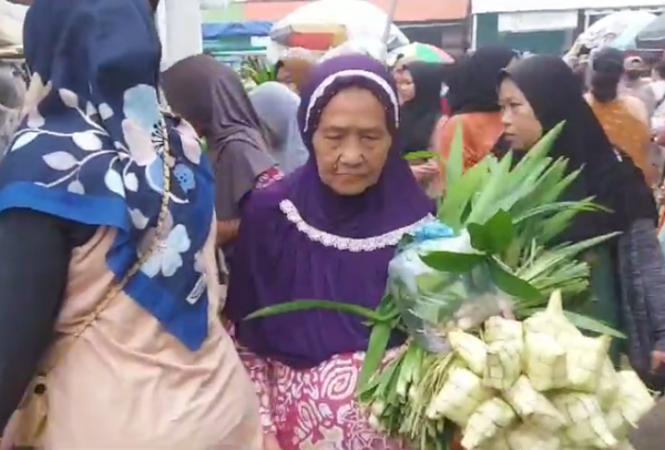 Sehari Jelang Lebaran, Pasar Beji Pemalang Diserbu Warga Berburu Daun Ketupat