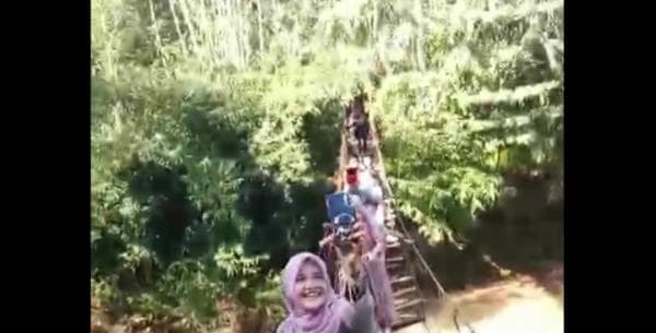 Jembatan Gantung Putus, Sejumlah Warga Banjarsari Lebak Jatuh ke Sungai, Seperti Ini Kondisinya