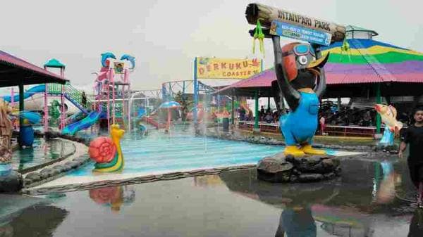 Membludak! Wahana Wisata Kolam Renang Intan Pari di Karanganyar Dipadati Pengunjung