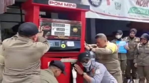Nekat Tetap Jualan BBM, 17 Pom Mini Disita Satpol PP Kota Balikpapan Nekat Tetap Jualan BBM, 17 Pom Mini Disita Satpol PP Kota Balikpapan