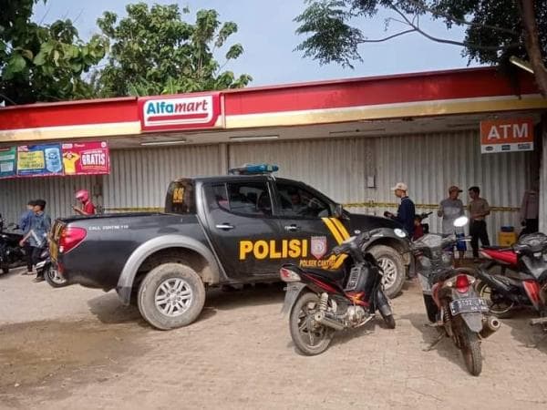 Sekap Karyawan, Perampok Bersajam Gasak Uang Rp20 Juta dari Minimarket di Indramayu Ditangkap Sekap Karyawan, Perampok Bersajam Gasak Uang Rp20 Juta dari Minimarket di Indramayu Ditangkap