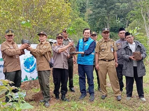 Memperingati Hari Bumi, PLN Labuan Tanam Ratusan Bibit Kopi di Kawasan Gunung Karang