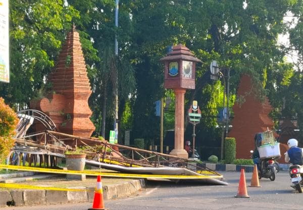 Baliho Berukuran 8 Meter di Cirebon Roboh, Pejalan Kaki Jadi Korban