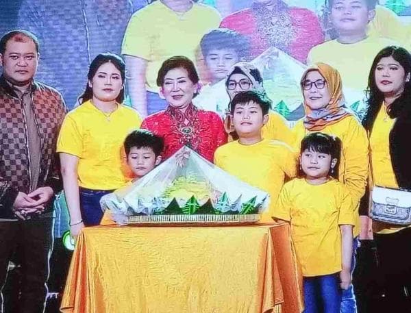 Beri Kejutan di Ultah Ibunda, Crazy Rich Asal Karanganyar Ini Bagi-Bagi Doorprize Hingga Miliaran