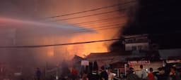Kebakaran Hebat Terjadi di Manado 5 Rumah Warga dan 3 Kios Makan Ludes Terbakar