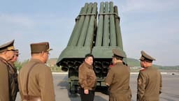 Momen Kim Jong Un Pantau Uji Coba Roket Artileri Terbaru Korut
