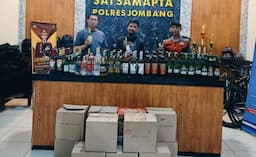 Polisi Gerebek Penyimpanan Miras di Rumah Warga Jombang, 1 Orang Pemuda Ditangkap