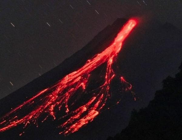 Gunung Merapi Semburkan Guguran Lava Pijar Sejauh 1,7 Km ke Arah Kali Bebeng