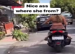 Viral Aksi Bule di Atas Motor Pake Bikini Tak Senonoh, Netizen: Menjijikkan